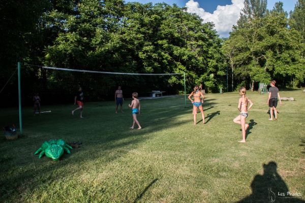 /campings/francia/midi-pirineos/aveyron/LesPrades/camping-les-prades-activites-terrain-volley.jpg
