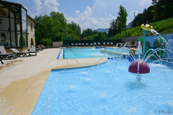 /campings/francia/midi-pirineos/aveyron/LesPrades/camping-les-prades-piscine-toboggan.jpg