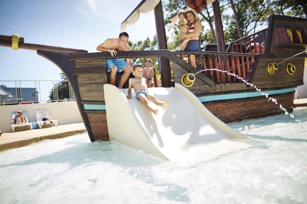 campings/francia/paises-del-loira/vandea/LOcan/activit-enfants-famille-piscine-extrieure-camping-locean-brem-sur-mer-vende-cybele-vacances.jpg