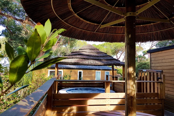 /campings/francia/provenza-alpes-costa-azul/var/ClairdeLune/mobil-home-hyeres-cotedazur-spa-jacuzzi-vuemer.jpg
