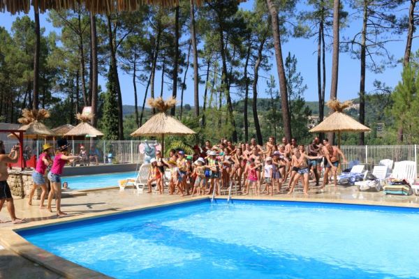 /campings/francia/rodano-alpes/ardeche/LeBoisSimonet/animation-autour-de-la-piscine-chauffee-155.jpg