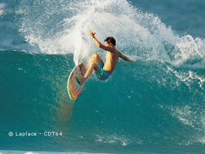 Practicar el surf en las playas del Atlántico